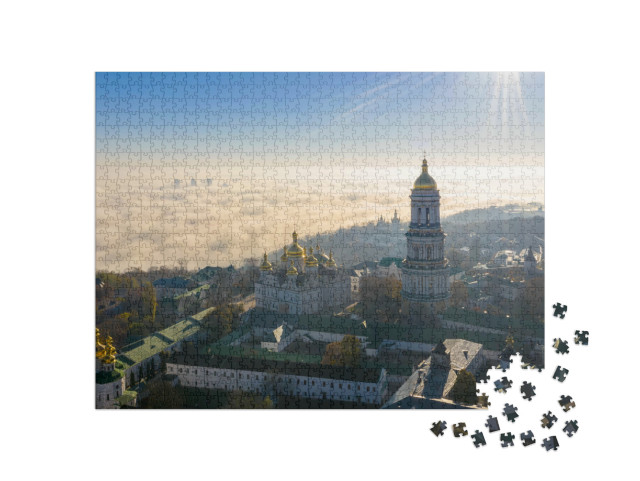 Puzzle 1000 Teile „Luftaufnahme des Denkmals Mutterland im Nebel, Sonnenaufgang in Kiew, Ukraine“