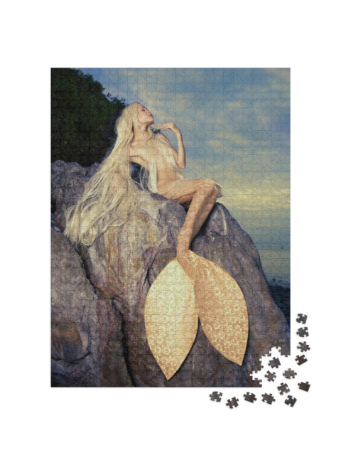 Puzzle 1000 Teile „Goldene Meerjungfrau auf einem Felsen am Meer“