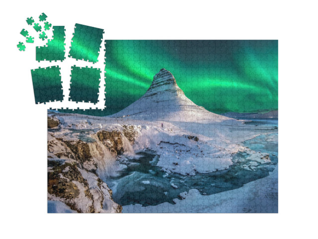 Puzzle „Nordlichter erscheinen über dem Berg Kirkjufell in Island“ | SMART SORTED® 1000 Teile