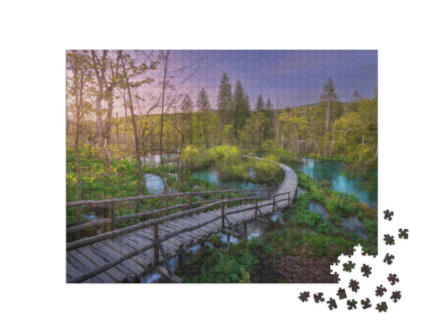 Puzzle 1000 Teile „Holzpfad im grünen Wald bei den Plitvicer Seen, Kroatien“