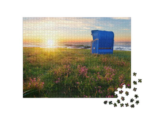 Puzzle 1000 Teile „Strandkörbe am Strand von Harlesiel, Ostfriesland bei Sonnenuntergang“