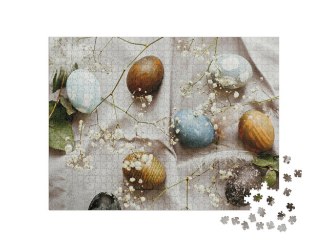 Puzzle 1000 Teile „Frohe Ostern: Natürlich gefärbte bunte Ostereier auf Leinen“