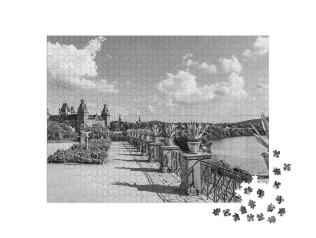 Puzzle 1000 Teile „Berühmtes Stadtschloss in Aschaffenburg, Deutschland, schwarz-weiß“