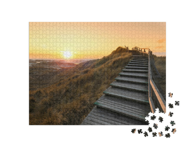Puzzle 1000 Teile „Holztreppe über die Dünen von Amrum im Abendlicht“