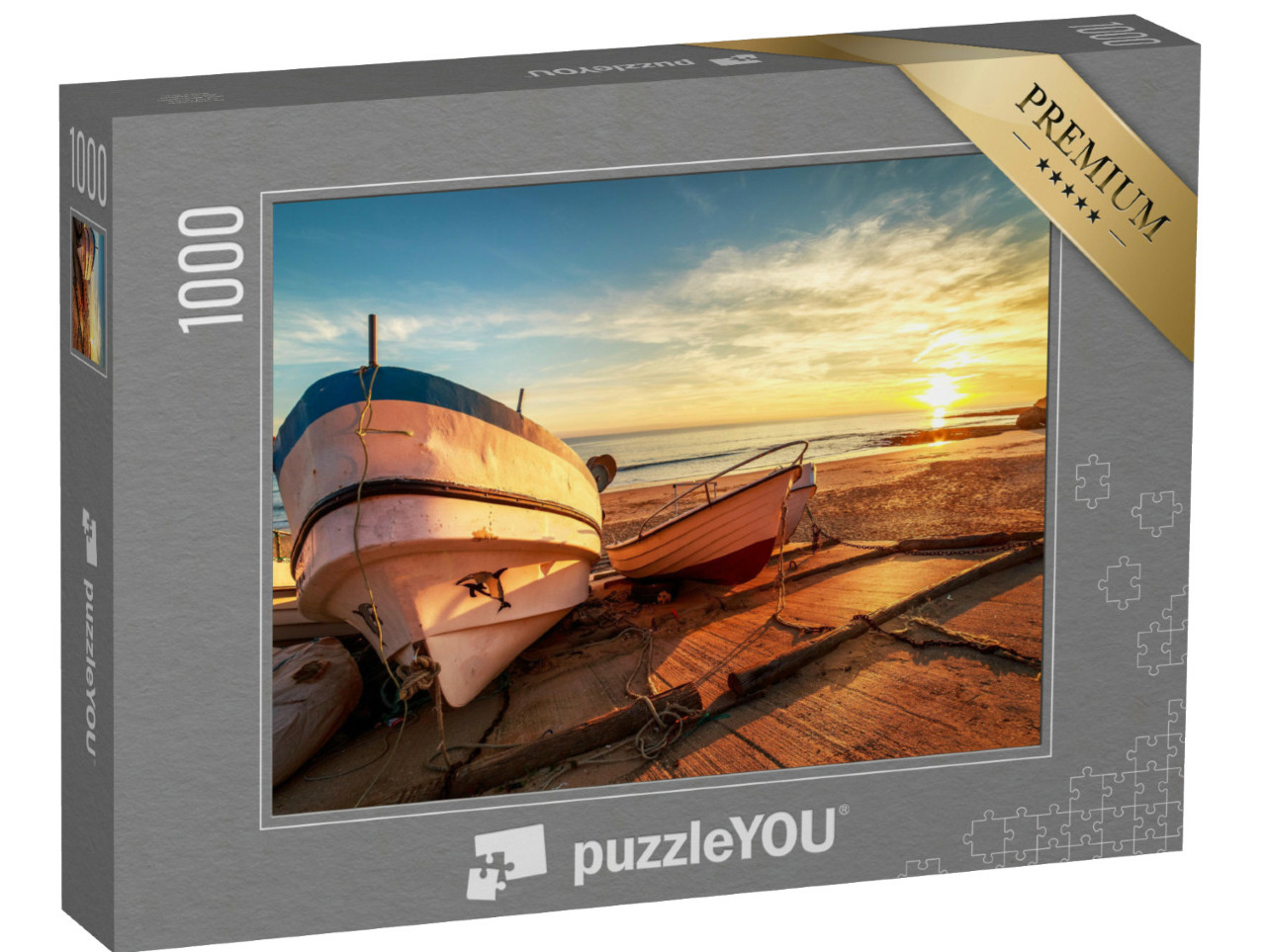 Puzzle 1000 Teile „Hölzerne Fischerboote in einem kleinen Hafen am Strand bei Sonnenuntergang“