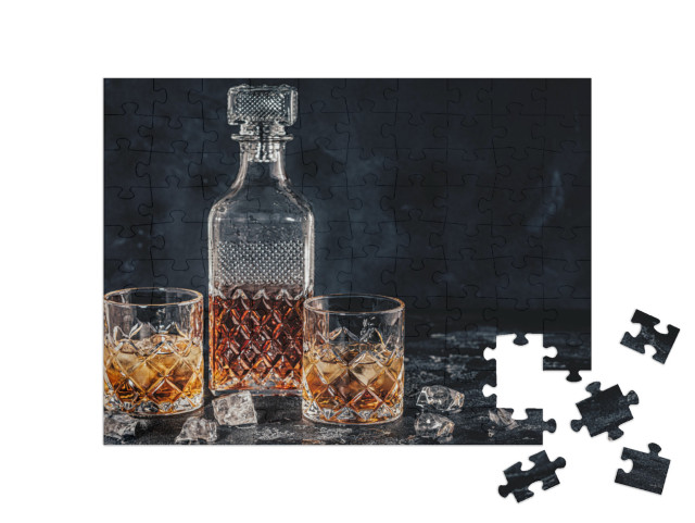 Puzzle 100 Teile „Whiskey-Gläser mit einem quadratischen Dekanter “