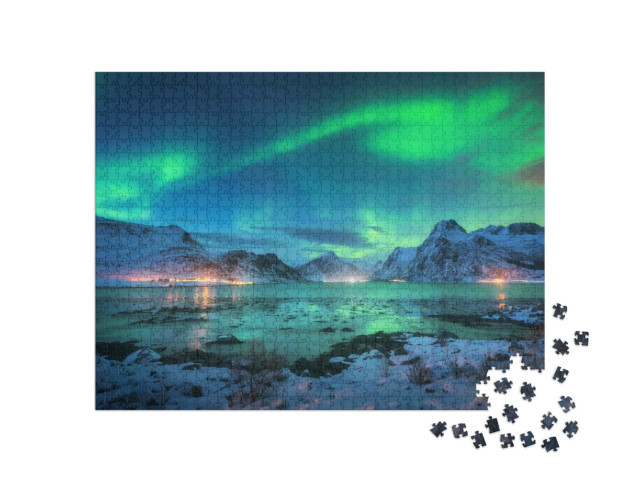 Puzzle 1000 Teile „Polarlicht über der Meeresküste mit schneebedeckten Bergen, Lofoten“