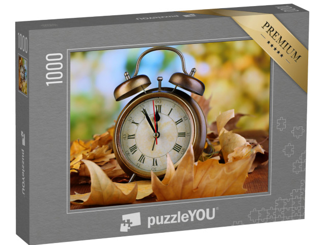 Puzzle 1000 Teile „Alte Uhr auf Blättern im Herbst“