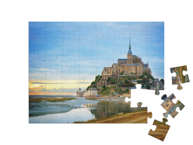 Puzzle 48 Teile „Le Mont-Saint-Michel, Stadt bei Sonnenuntergang, Bretagne Frankreich, getönt“