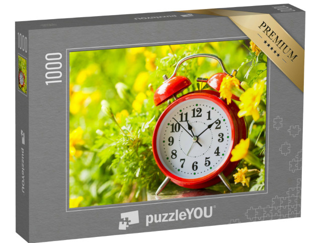 Puzzle 1000 Teile „Roter Wecker im Vintage-Stil in einem Garten mit gelben Blüten“