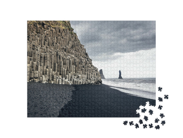 Puzzle 1000 Teile „Der schwarze Sandstrand von Reynisfjara und der Berg Reynisfjall, Island“