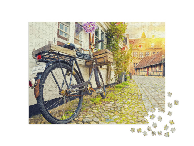Puzzle 1000 Teile „Vintage-Fahrrad vor einer Hauswand bei Sonnenuntergang in Ribe“