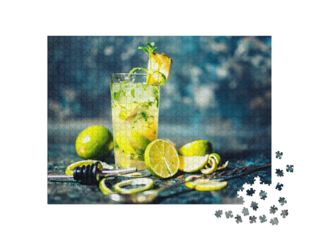 Puzzle 1000 Teile „Gin-Limetten-Cocktail mit Ananas und Eis vom Barkeeper kalt serviert“