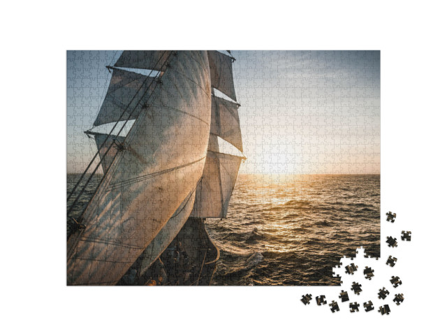 Puzzle 1000 Teile „Alte Großsegel im abendlichen Gegenlicht“