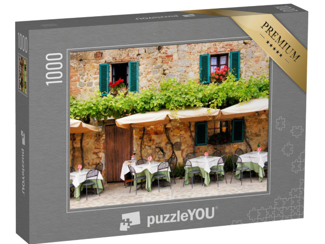 Puzzle 1000 Teile „Café-Tische und Stühle vor einem malerischen Steingebäude in der Toskana, Italien“
