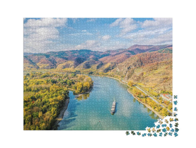 Puzzle 2000 Teile „Panorama des Wachautals mit Schiff auf der Donau“