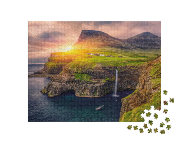 Puzzle 1000 Teile „Wasserfall in Gasadalur bei Sonnenuntergang“