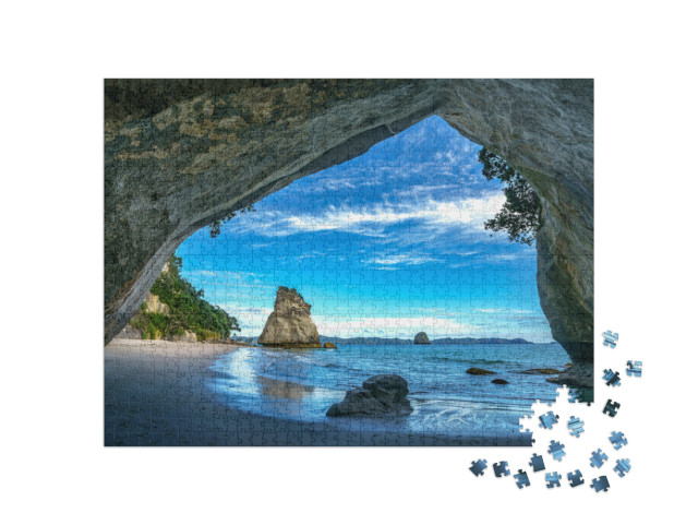 Puzzle 1000 Teile „Blick aus der Höhle am Cathedral Cove Beach, Coromandel, Neuseeland“
