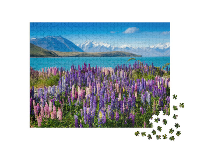 Puzzle 1000 Teile „Majestätischer Bergsee mit blühenden Lupinen“