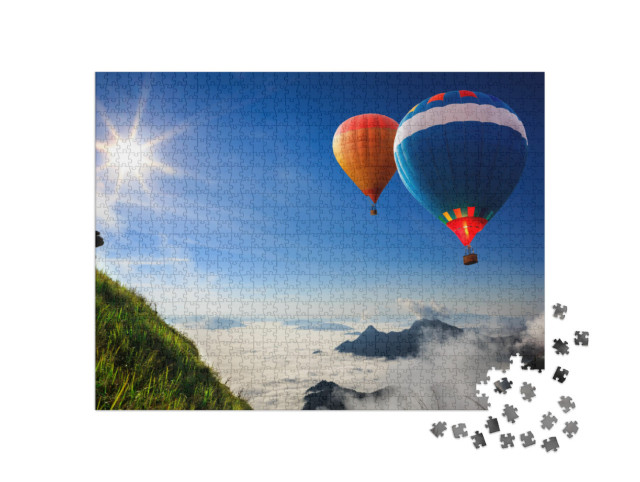 Puzzle 1000 Teile „Bunte Heißluftballons über Berggipfeln im Nebel“