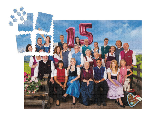 Puzzle „Dahoam is Dahoam: Ensemblefoto 15 Jahre“ | SMART SORTED® 1000 Teile
