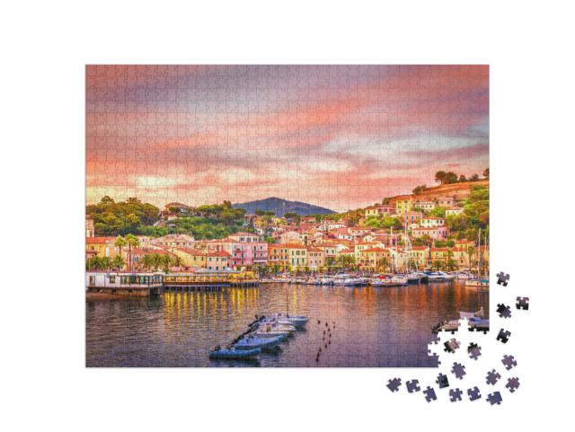 Puzzle 1000 Teile „Hafen und Dorf Porto Azzurro im Sonnenuntergang, Insel Elba, Italien“