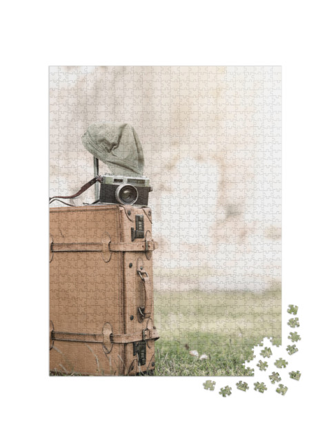 Puzzle 1000 Teile „Vintage-Kamera auf einer alten Gepäcktasche im Gras“