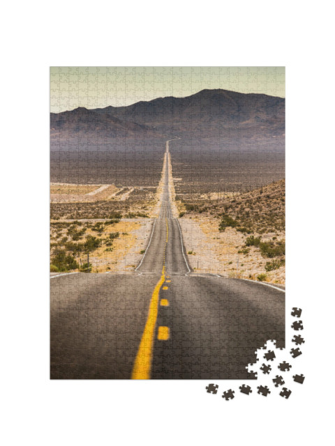 Puzzle 1000 Teile „Schier endlos gerade Straße im Staub, Kalifornien, USA“