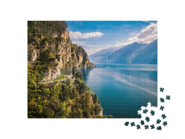 Puzzle 1000 Teile „Wunderschöne Berge umgeben den Gardasee“