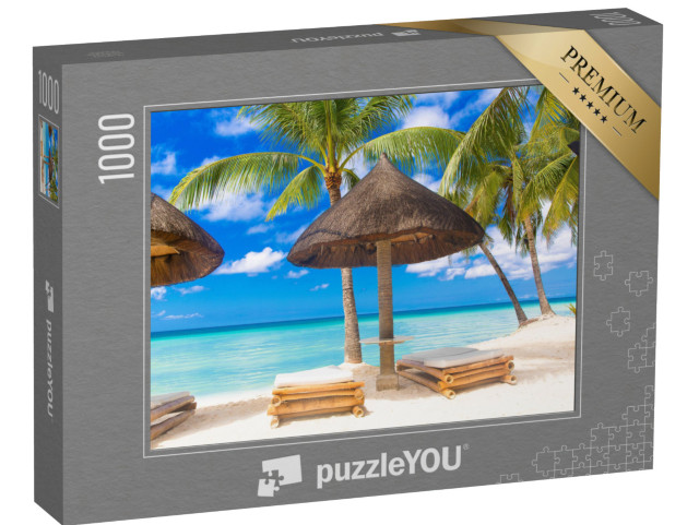 Puzzle 1000 Teile „Sonnenschirm und Strandliegen unter den Palmen am tropischen Strand“