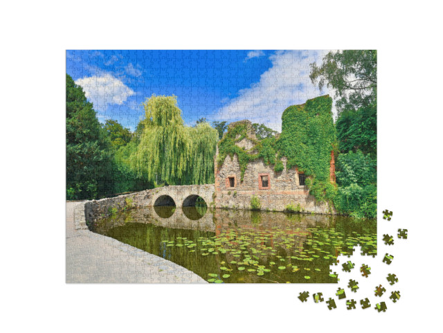 Puzzle 1000 Teile „Alte Kirchenruine im Stadtpark Schöntal, Aschaffenburg, Deutschland“