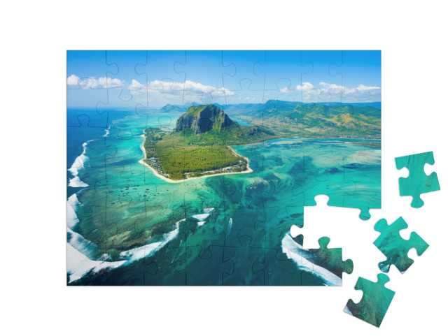 Puzzle 48 Teile „Beeindruckende Luftaufnahme des Inselpanoramas und Unterwasser-Wasserfalls von Mauritius“