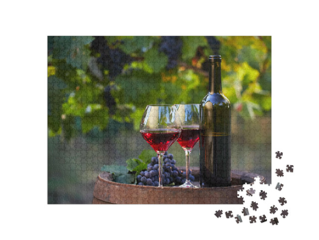 Puzzle 1000 Teile „Zwei Gläser Rotwein und Flasche im Weinberg “
