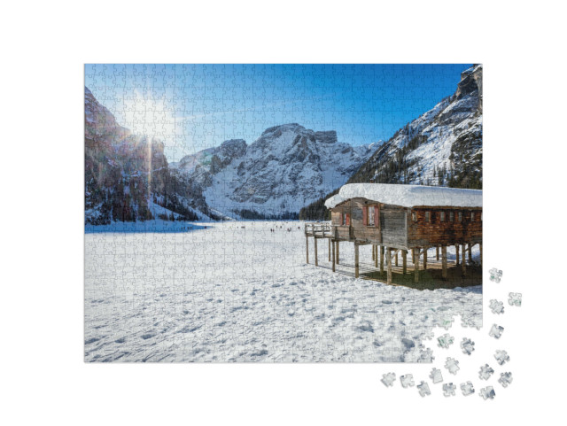 Puzzle 1000 Teile „Pragser Wildsee an einem kalten Wintermorgen mit Schnee, Italien“