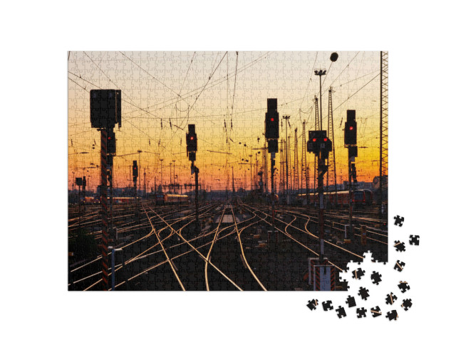 Puzzle 1000 Teile „Eisenbahnschienen in einem großen Bahnhof bei Sonnenuntergang“