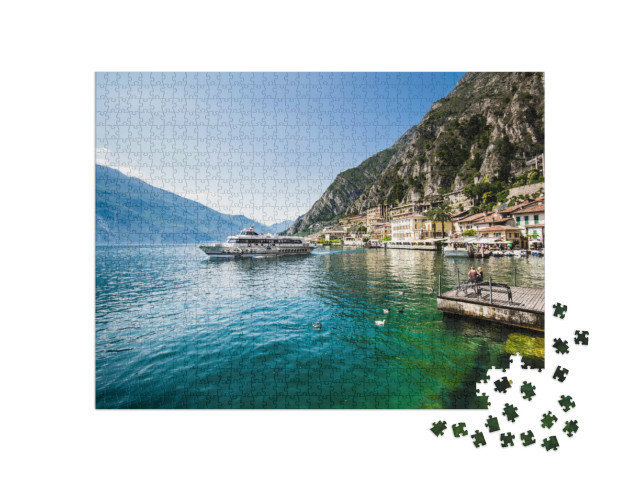 Puzzle 1000 Teile „Die Fähre fährt von Limone del Garda, Gardasee, Italien ab“