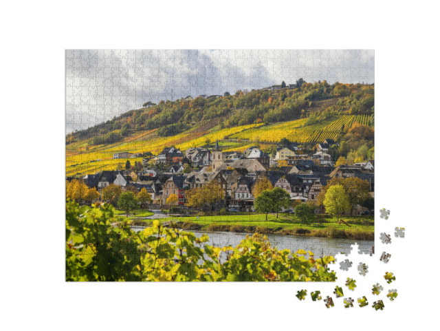 Puzzle 1000 Teile „Mosellandschaft und Weinberge in goldenen Herbstfarben, Deutschland“