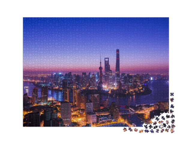 Puzzle 2000 Teile „Skyline von Shanghai im blau-roten Abendlicht“