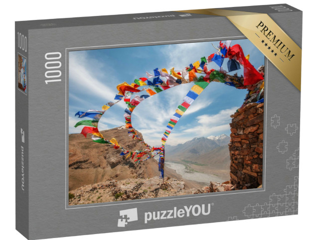 Puzzle 1000 Teile „Typisch bunte tibetische Mantra-Flaggen flattern im Wind, Tibet“