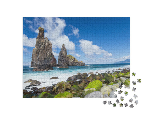 Puzzle 1000 Teile „Felsküste mit kleiner Insel Riberira da Janela, Madeira, Portugal“