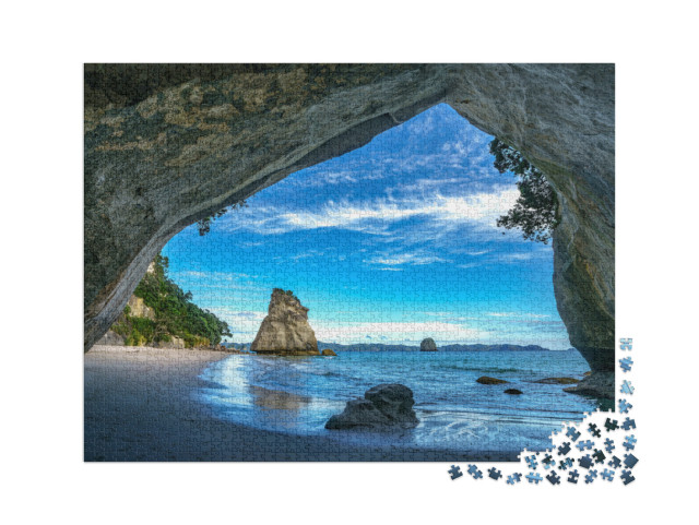 Puzzle 2000 Teile „Blick aus der Höhle am Cathedral Cove Beach, Coromandel, Neuseeland“