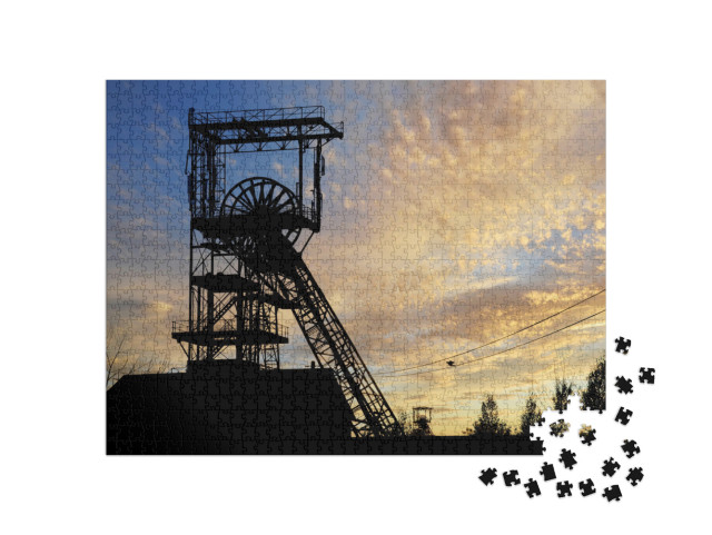 Puzzle 1000 Teile „Alter stillgelegter Bergwerksschacht bei Sonnenuntergang, Saarland“