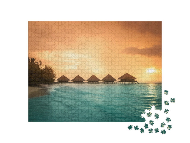 Puzzle 1000 Teile „Bungalows mit Stufen an der grünen Lagune“