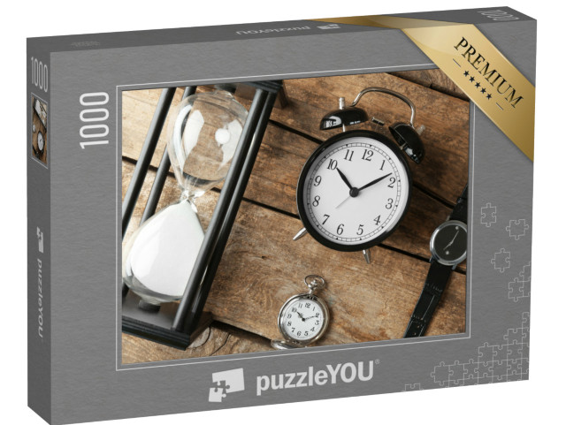 Puzzle 1000 Teile „Verschiedene Arten von Uhren liegen auf einem alten Holztisch“