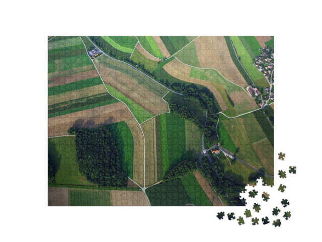 Puzzle 1000 Teile „Luftaufnahme einer Landschaft mit verschiedenen Feldern und Straßen“