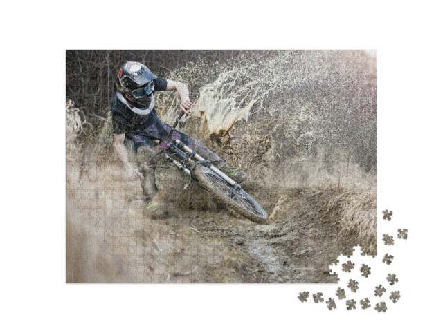 Puzzle 1000 Teile „Mountainbiker mitten im Schlamm“