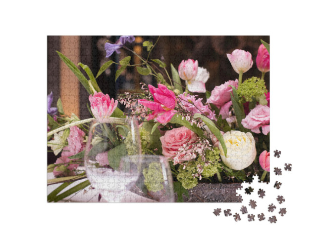 Puzzle 1000 Teile „Gesteck aus rosafarbenen Blumen mit Blättern auf dem Tisch“