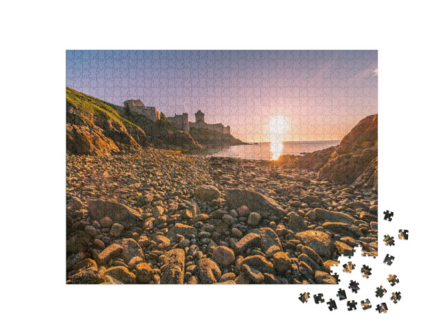 Puzzle 1000 Teile „Sonnenaufgang über Fort la Latte in der Bretagne, Frankreich“
