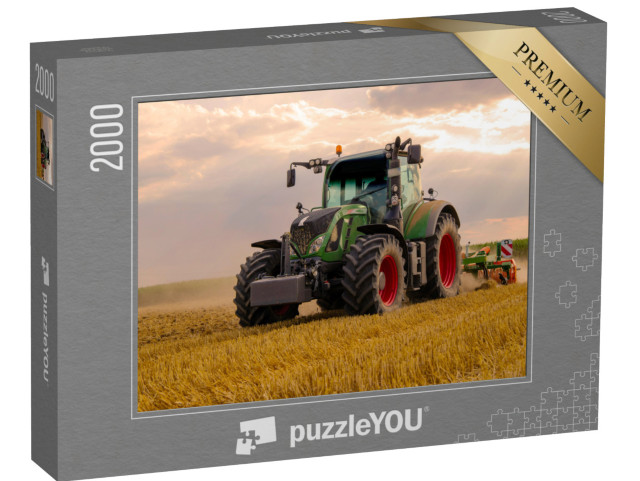 Puzzle 2000 Teile „Grüner Traktor pflügt ein Getreidefeld “