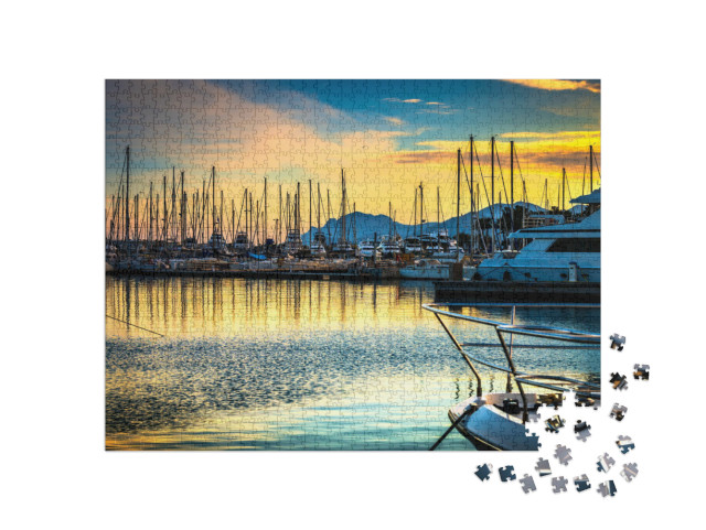 Puzzle 1000 Teile „Segelboote, Yachten und Motorboote im abendlichen Hafen“